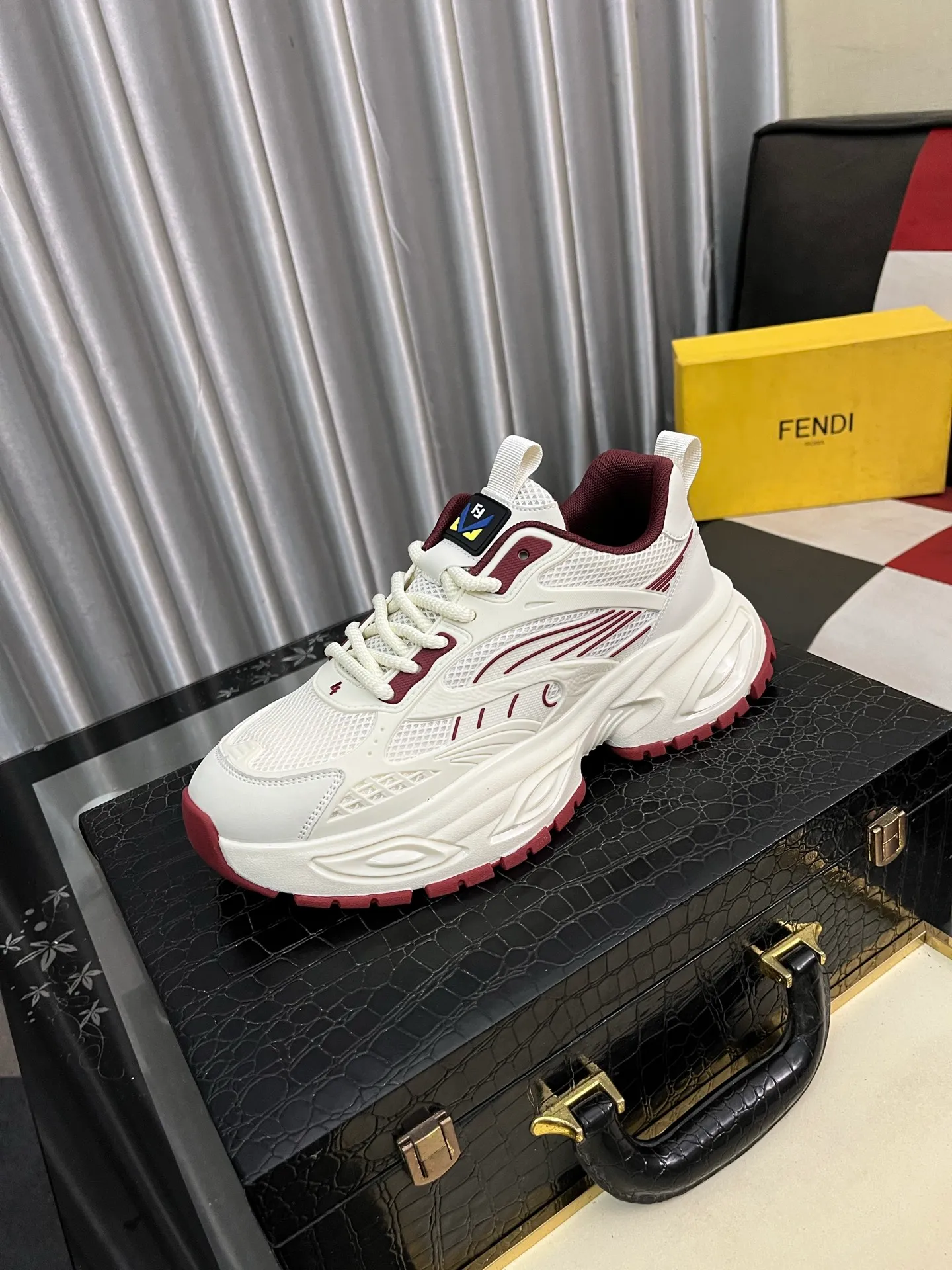 Men's Men's Shoes💰458⌚️⌚️[FENDI] Fendi's classic and comfortable men's, this complex sneaker is made of soft calfskin➕genuine leather lining➕original ultra-light rubber material with rough outsole. This unique light style is suitable for the casual and refined sensibility of this season. It is comfortable and natural on the feet. It is an everyday style for casual travel in autumn and winter! Code number: 38-442️⃣Colors available